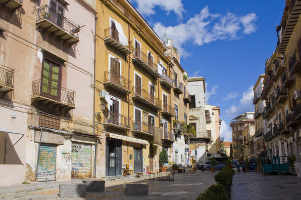 Типова вулиця в Старому місті в Палермо, Італія, Сицилія - Фото, зображення