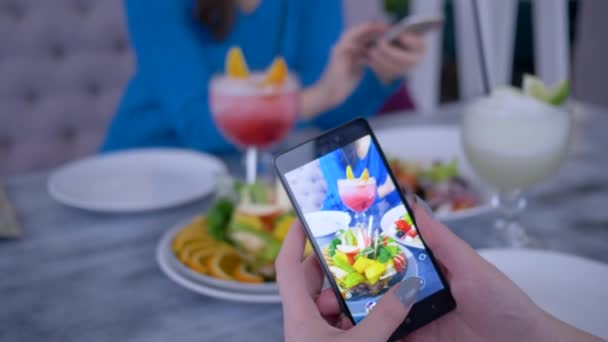 telefone inteligente na mão blogger mulher faz foto saudável vegetariano comer durante o almoço para redes sociais, close-up
 - Filmagem, Vídeo