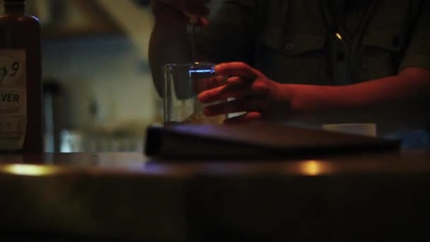 Barkeeper mixt Getränk im Becher - Filmmaterial, Video