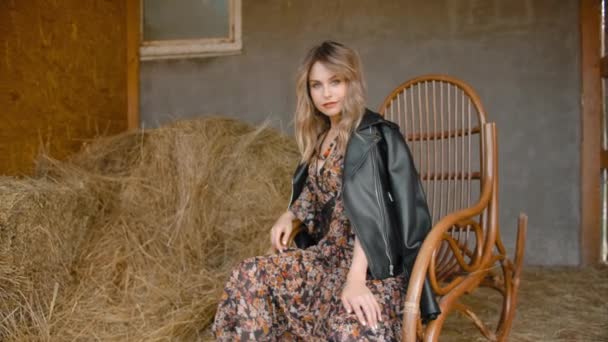 attraktive Mädchen schaukeln im Schaukelstuhl auf einem Bauernhof. - Filmmaterial, Video