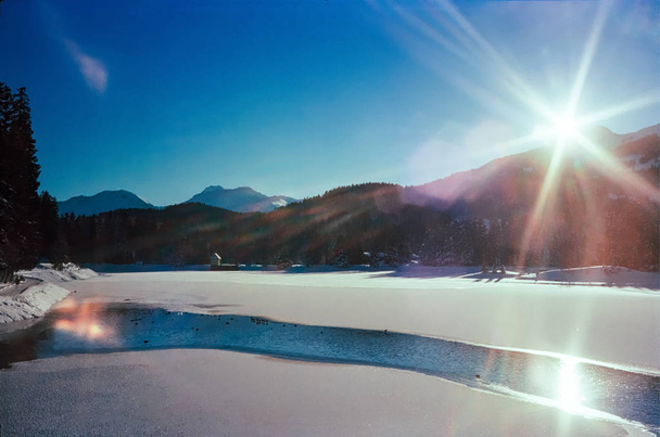 A sunny day on a frozen lake on the Swiss Alps, shot with analogue film photography - Foto, Bild