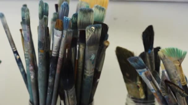  Sanatçı stüdyosunda renkli boya fırçaları - Video, Çekim