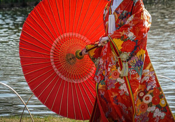 Красное 12-слойное церемониальное кимоно (японский национальный костюм
) - Фото, изображение
