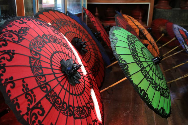 Tradiční papírové deštníky ručně vyráběné řemeslníky na Lake Inle - Fotografie, Obrázek