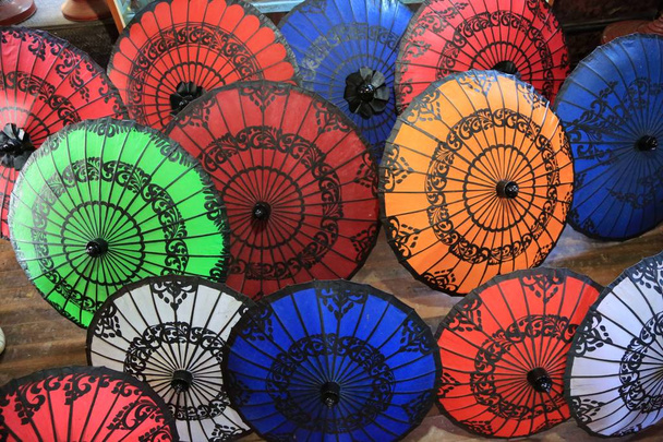 Paraguas de papel tradicionales hechos manualmente por artesanos en el lago Inle
 - Foto, Imagen