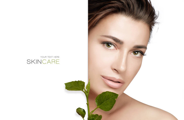 Естественная кожа. Beauty Spa Женщина и свежие зеленые листья. Орган
 - Фото, изображение