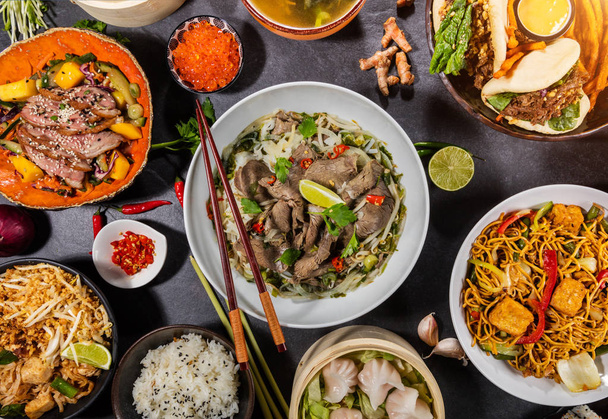 Zusammensetzung verschiedener asiatischer Speisen in Schüssel - Foto, Bild