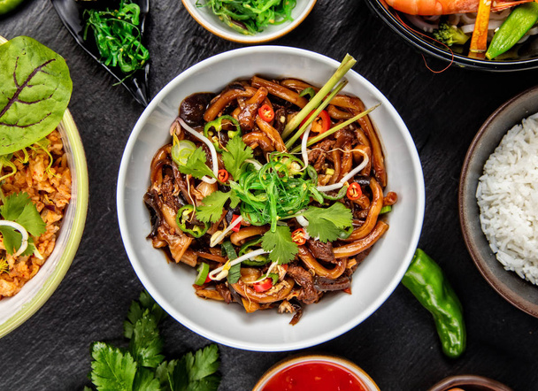 Asian udon noodles with spicy soy sauce and chicken pieces, top  - Foto, afbeelding
