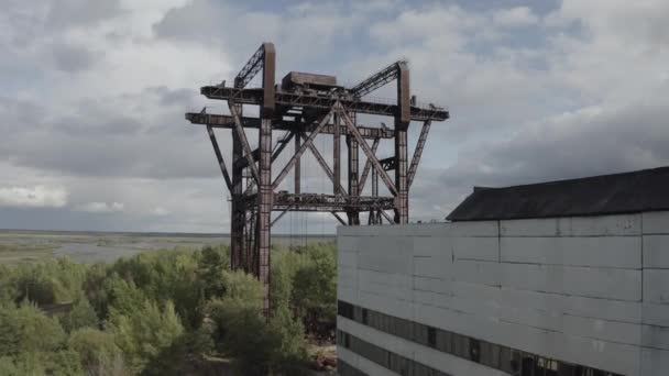 Alter rostiger Brückenkran, der einen Atomreaktor in das Atomkraftwerk in der Tschernobol-Sperrzone geladen hat - Filmmaterial, Video
