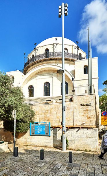 La sinagoga Ramban es la sinagoga que funciona más antigua de la ciudad vieja. Jerusalén, Israel. Su nombre está escrito en la pared de la sinagoga
 - Foto, imagen