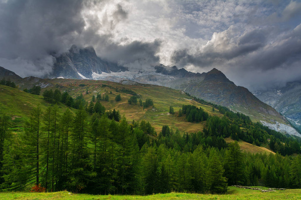 Splendida vista sulle montagne delle Alpi svizzere con backpackers
. - Foto, immagini