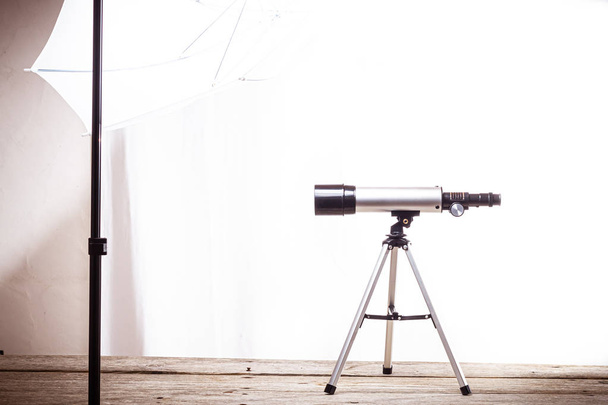 dalekohled na bílém pozadí na dřevěné desce - Fotografie, Obrázek