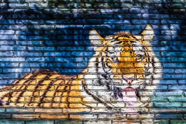 レンガの壁に水の絵画の虎 - 写真・画像