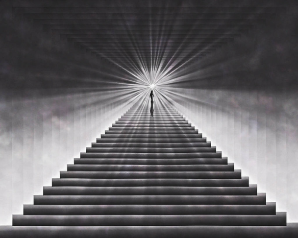 Человек, поднимающийся по лестнице в направлении света
 - Фото, изображение