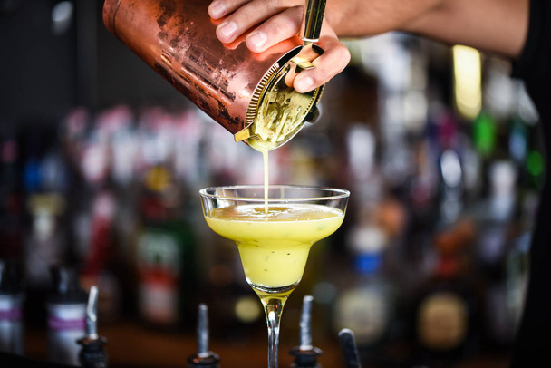 cocktail kiwi mais fresco saboroso com manjericão fresco
 - Foto, Imagem