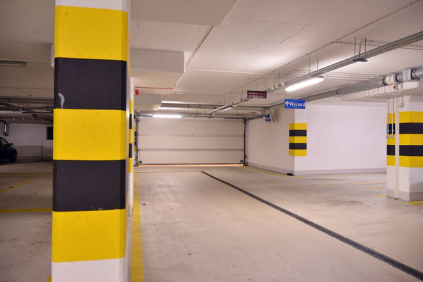 Багатостанційний підземний гараж для транспортних засобів. Підземна автостоянка. Підземна парковка на сучасному будинку
. - Фото, зображення