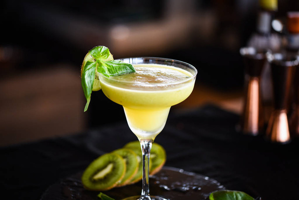 Leckerer Kiwi-Cocktail mit frischem Basilikum - Foto, Bild