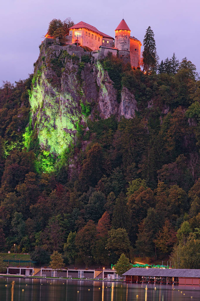 Mystérieuse vue du soir du château illuminé de Bled. Citadelle construite sur un précipice au-dessus de la ville de Bled en Slovénie, surplombant le lac de Bled. La région de Haute-Carniole dans le nord-ouest de la Slovénie
 - Photo, image