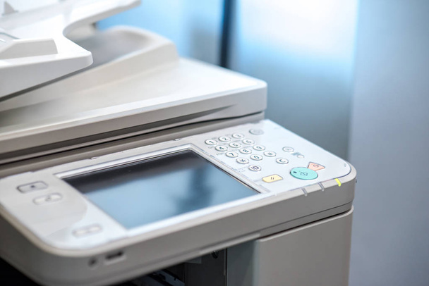 Máquina fotocopiadora no prédio de escritórios
 - Foto, Imagem