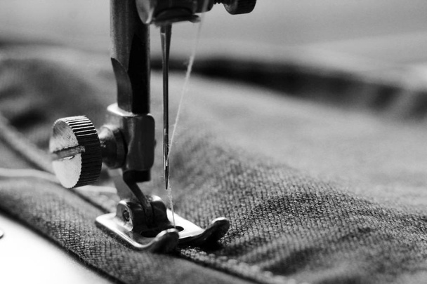 naaimachine en kledingstuk, macro - Foto, afbeelding