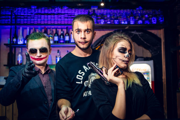 masculino e feminino rosto arte para halloween no bar
 - Foto, Imagem