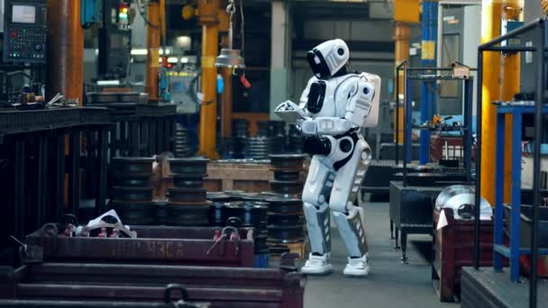 Kyborg s tabletem kontroluje tovární zařízení. - Záběry, video