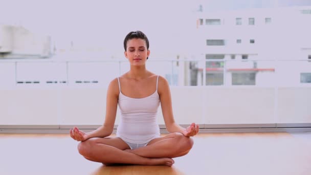 Спокойная красивая женщина расслабляется в позиции йоги
 - Кадры, видео