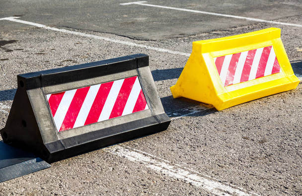 Barrera de carretera con patrón de precaución rayado rojo y blanco
 - Foto, Imagen