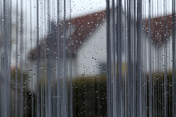 Pencerenin dışında yağmur yağıyor - Pencerelerde su damlaları var - Fotoğraf, Görsel