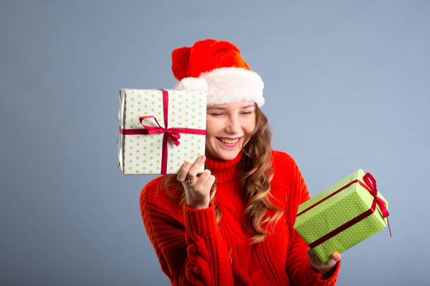 Feliz caucásico Santa Mujer sonríe y sostiene la caja de regalo para
  - Foto, Imagen