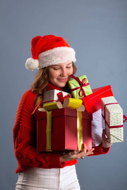 Kuva iloinen santa auttaja tyttö monia lahjoja laatikko isolaatti
 - Valokuva, kuva