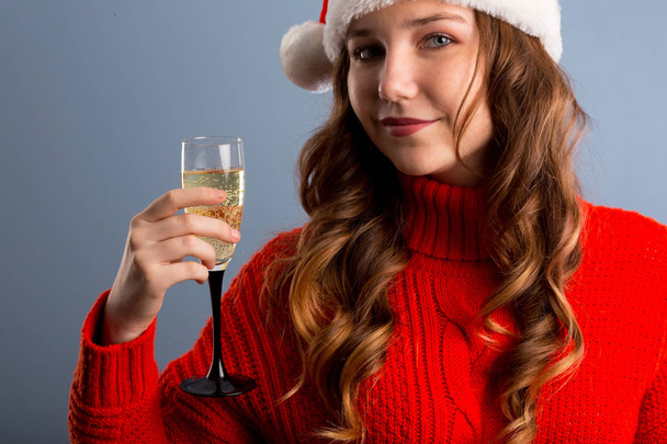 Seksikäs onnellinen nainen samppanjaa eristetty harmaalla taustalla
 - Valokuva, kuva