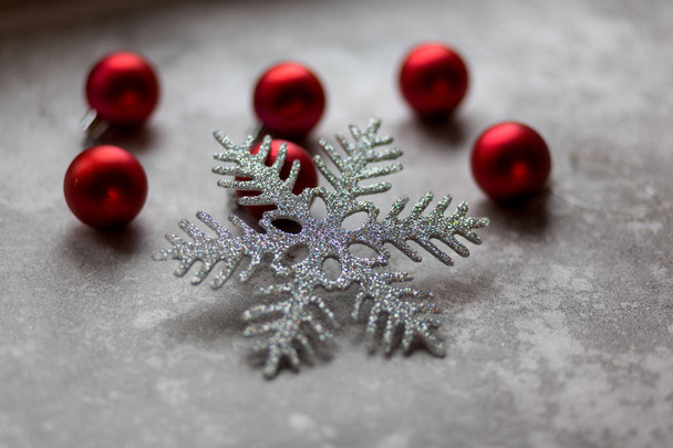 Decoraciones navideñas sobre un fondo gris. Un copo de nieve de plata s
 - Foto, Imagen