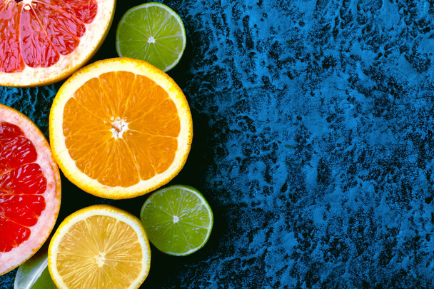 Citrusfélék gyűjtése, élelmiszer-háttér narancs, citrom, lime és grapefruit friss gyümölcs háttér szöveges. - Fotó, kép