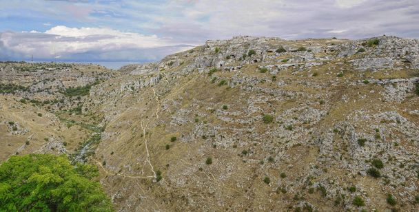  Vista desde el Cañón. Cuevas neolíticas al otro lado del barranco, Matera, Italia
.                               - Foto, Imagen