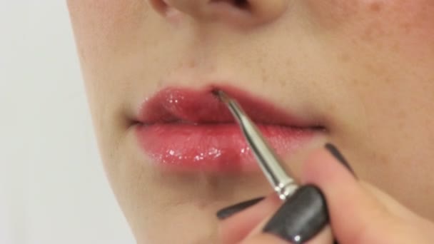 Mujer teniendo maquillaje en salón de belleza
 - Metraje, vídeo