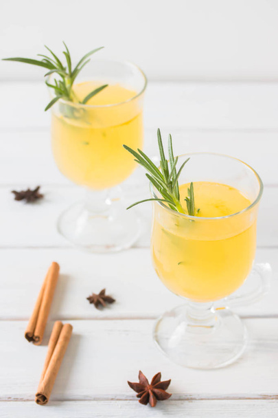 Sea buckthorn spicy drink with honey, ginger, cinnamon and star anise. - Foto, Imagem