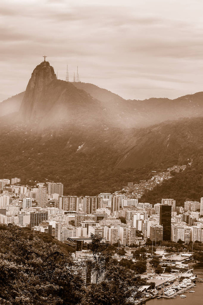 Sepia tonificada Vista de la ciudad de Río de Janeiro con Favelas en la colina
 - Foto, Imagen