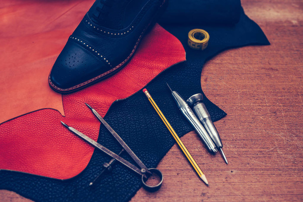 Chaussures homme classique noir, outils de fabrication de chaussures en cuir et ensemble de lea
 - Photo, image