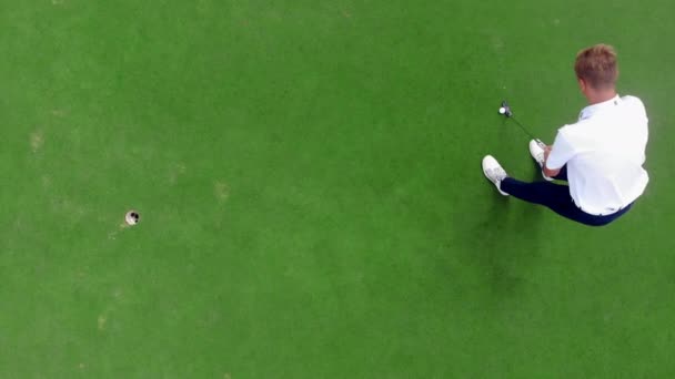 Вид сверху на неудавшийся удар по полю для гольфа. Ошибка, провал, концепция плохого дня
. - Кадры, видео