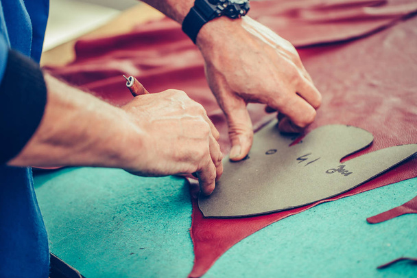 Schuhmacher messen und schneiden Leder in einer Werkstatt - Foto, Bild