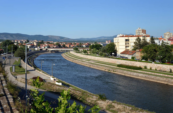 Nis, Servië: Panoramisch uitzicht op de stad Nis en de rivier Nisava, Servië - Foto, afbeelding