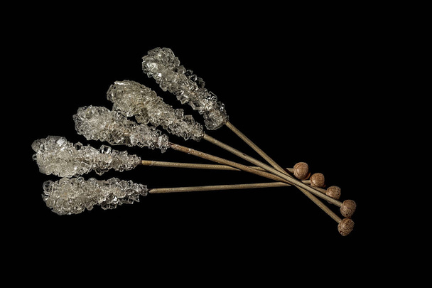 Brauner Rohrzucker, Würfelzucker und Kristallzucker auf Holzstäben isoliert auf weißem Hintergrund. Ansicht von oben. - Foto, Bild