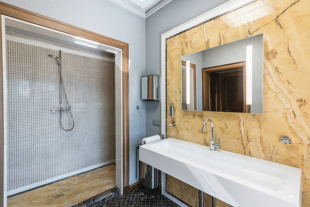 sala de banho interior moderno em cores claras
 - Foto, Imagem