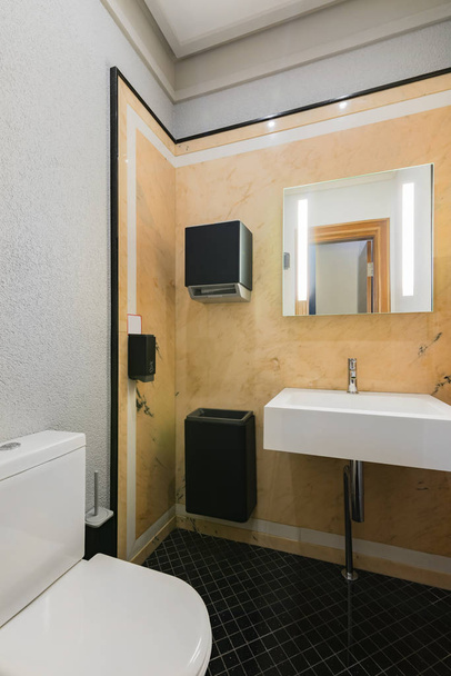 μπάνιο μοντέρνο εσωτερικό σε ανοιχτόχρωμα χρώματα - Φωτογραφία, εικόνα