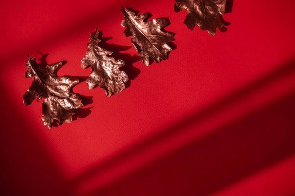 Caduta flatlay oro rosa foglie su sfondo rosso - Foto, immagini