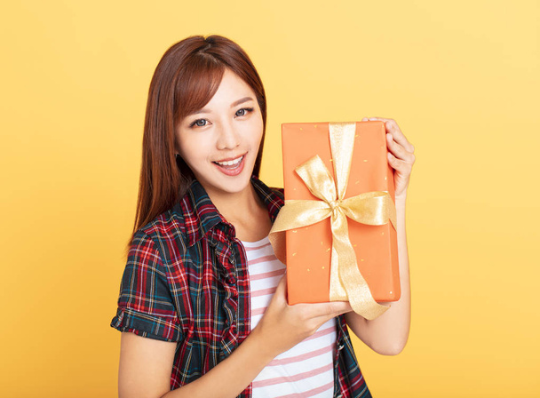 Feliz joven asiática mujer celebración caja de regalo
 - Foto, imagen