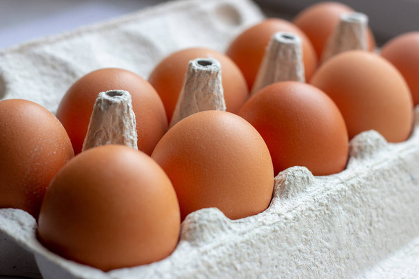 Bir sürü kahverengi ve benekli tavuk yumurtası karton tepsi kutusunda süpermarkette satışa sunuluyor.. - Fotoğraf, Görsel