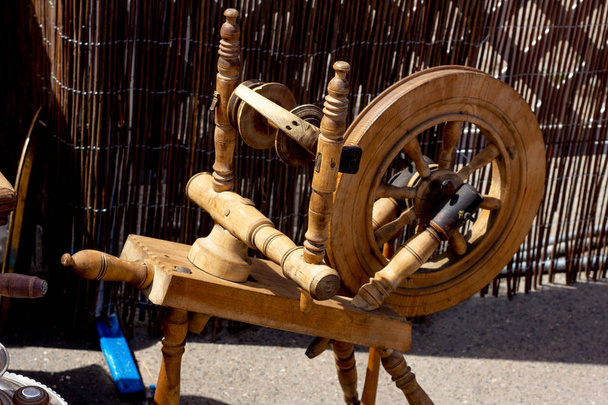 Ruota di filatura in legno vintage tradizionale
. - Foto, immagini