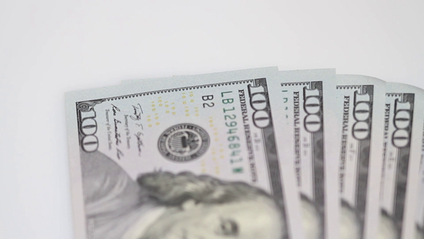 Honderd dollarbiljetten spinnen op een tafel. Close-up. Rotatie papiergeld close-up. Achtergrond met geld Amerikaanse 100-dollarbiljetten - Video